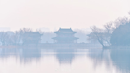 北京颐和园西堤春桃含苞 静待花开满枝