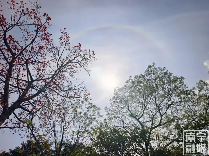 南宁上空现日晕奇观 太阳如戴上“彩虹美瞳”