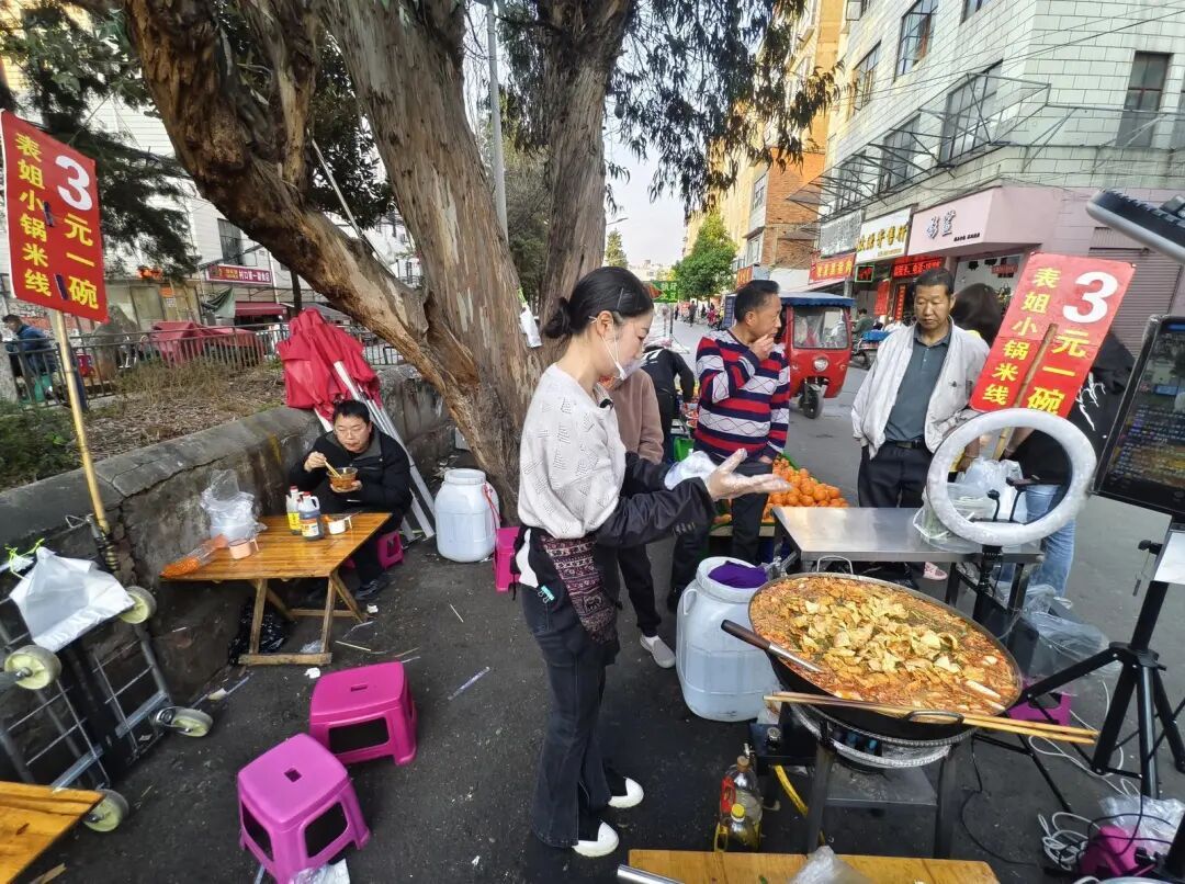 3元一碗！昆明街头平价米线摊走红，网友：太划算了