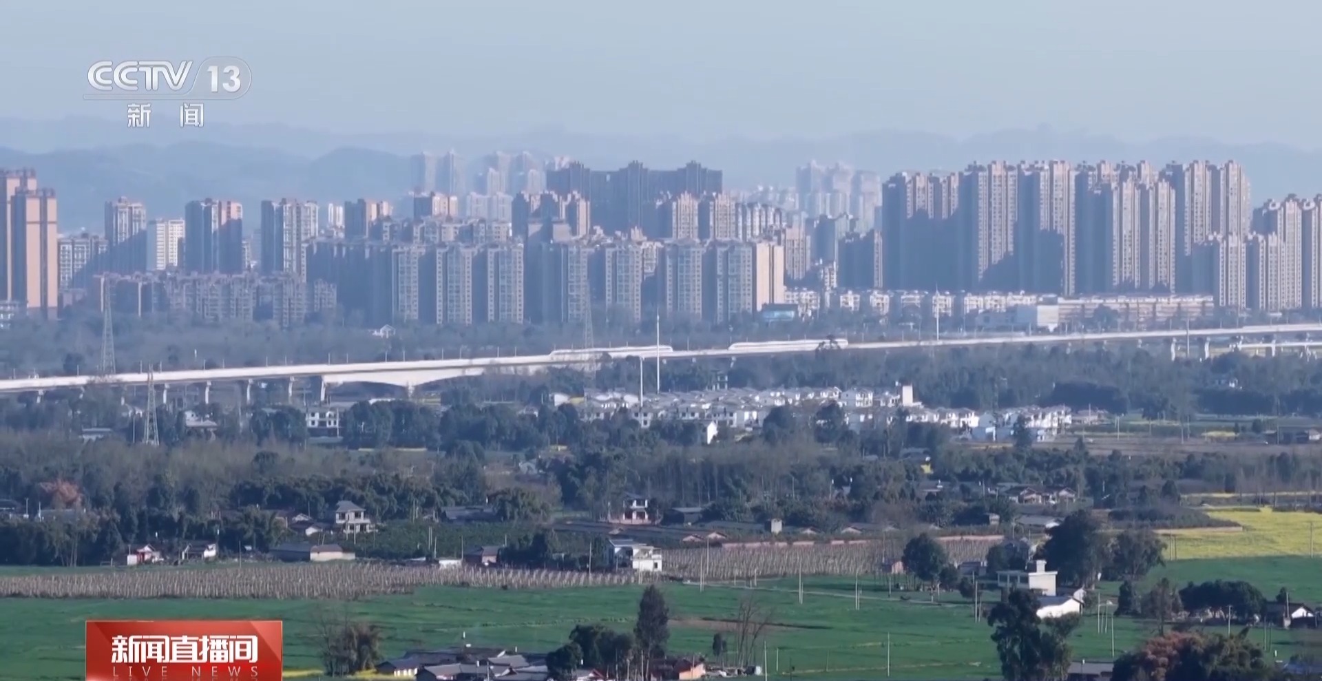 搭上“开往春天的列车” 打卡成雅铁路沿线美景