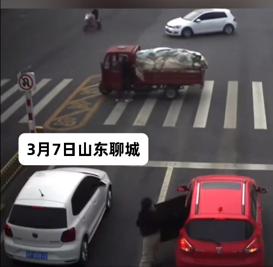 有难处时有人帮，山东聊城的“推车姐”，火了！