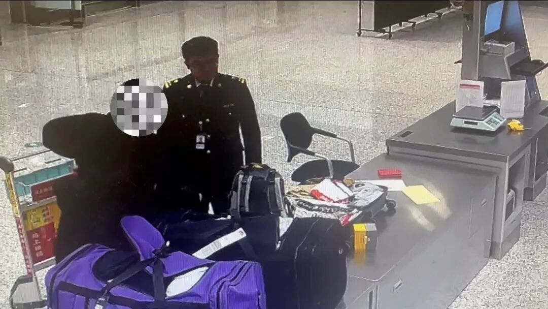 事发杭州机场！一名旅客被发现举止怪异...