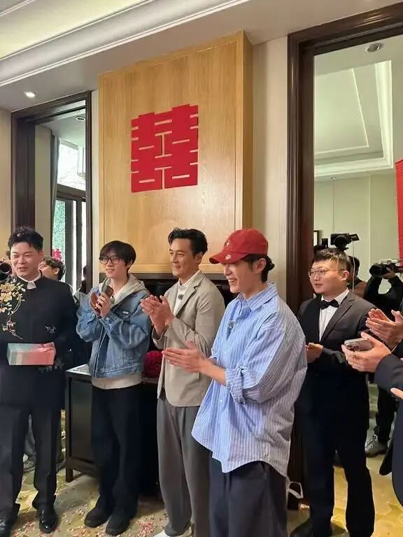 天降顶流伴郎!吴彦祖率先冲进门找婚鞋,伴娘一句话笑翻全网 天降顶流伴郎!吴彦祖率先冲进门找婚鞋,伴娘一句话笑翻全网