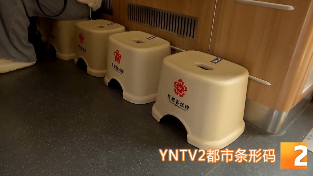 云南列车组为无座旅客免费发小板凳!网友:太贴心了! 云南列车组为无座旅客免费发小板凳!网友:太贴心了!