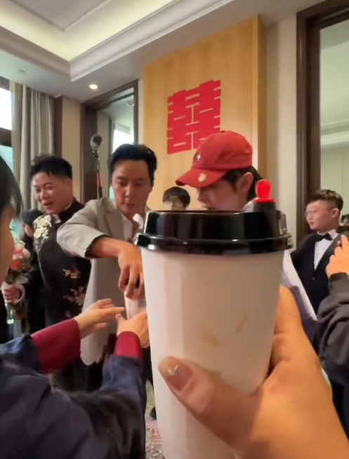 梦幻惊喜!吴彦祖代旭井胧现身杭州一婚礼接亲现场,伴娘:吴彦祖率先冲进门,现场沸腾 梦幻惊喜!吴彦祖代旭井胧现身杭州一婚礼接亲现场,伴娘:吴彦祖率先冲进门,现场沸腾