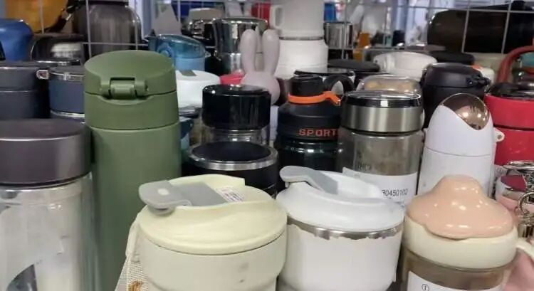 春运40天,虹桥火车站收到遗失物品超40000件!很多物品让人意想不到.... 春运40天,虹桥火车站收到遗失物品超40000件!很多物品让人意想不到....