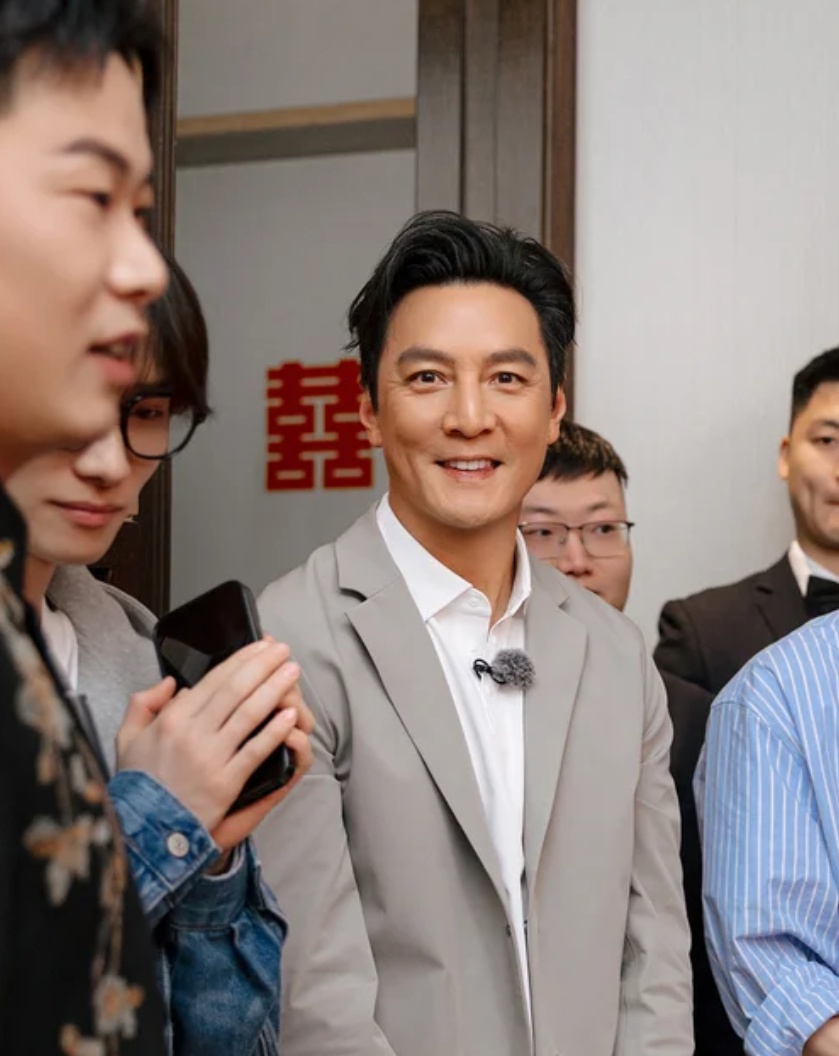 天降顶流伴郎!吴彦祖率先冲进门找婚鞋,伴娘一句话笑翻全网 天降顶流伴郎!吴彦祖率先冲进门找婚鞋,伴娘一句话笑翻全网