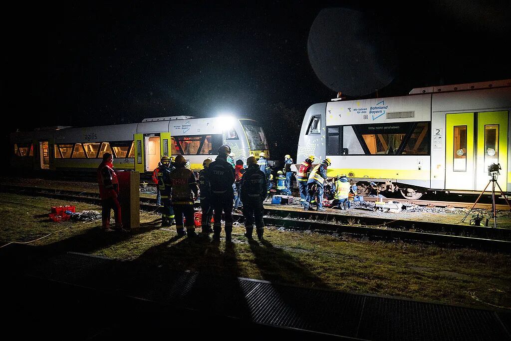 德国两列火车相撞,8人受伤 德国两列火车相撞,8人受伤