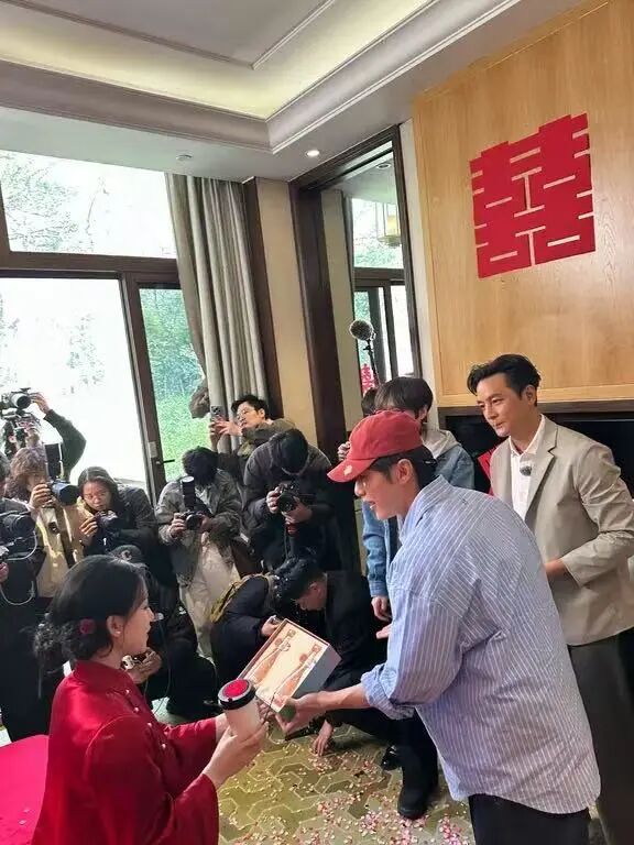 天降顶流伴郎!吴彦祖率先冲进门找婚鞋,伴娘一句话笑翻全网 天降顶流伴郎!吴彦祖率先冲进门找婚鞋,伴娘一句话笑翻全网