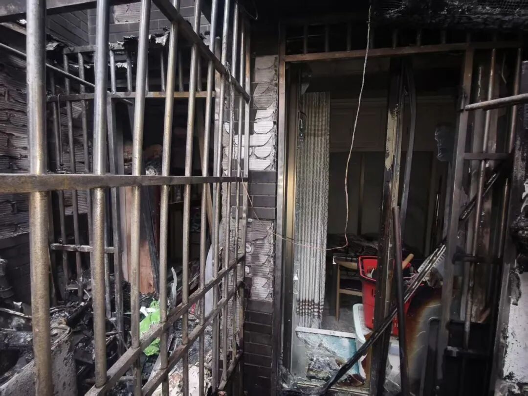 浙江湖州一居民楼起火,滚滚浓烟!3楼熊孩子玩火,4楼一大两小被困 浙江湖州一居民楼起火,滚滚浓烟!3楼熊孩子玩火,4楼一大两小被困