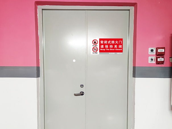 高层建筑中常被忽视的“生命之门”，赶紧自查→