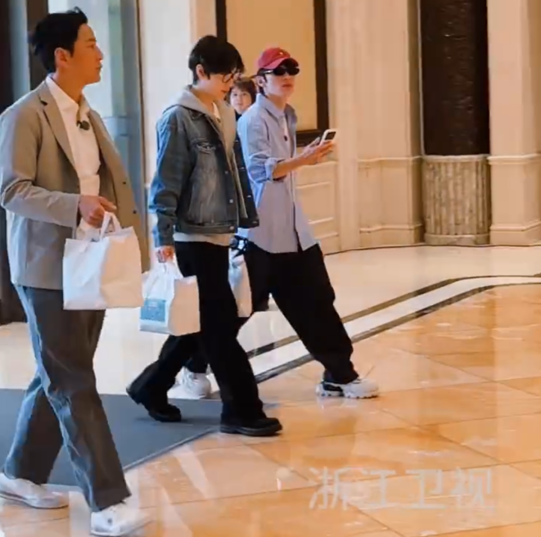 天降顶流伴郎!吴彦祖率先冲进门找婚鞋,伴娘一句话笑翻全网 天降顶流伴郎!吴彦祖率先冲进门找婚鞋,伴娘一句话笑翻全网