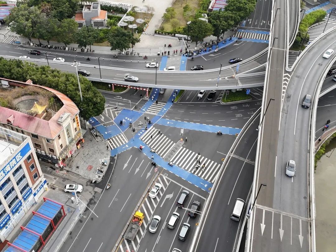 广州荔湾：非机动车过街通道刷上“醒目蓝”，引导电动自行车不上行人斑马线