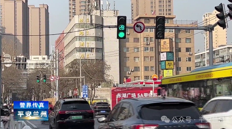 拉车门“撞大运”?窃贼遇上了民警“极速追捕”! 拉车门“撞大运”?窃贼遇上了民警“极速追捕”!