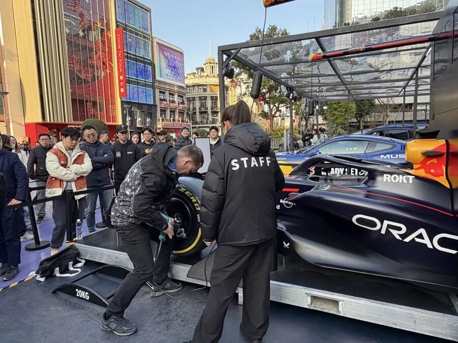 23万人即将涌入！上海F1浓度爆表，酒店预订最高暴涨38倍，车手全城被偶遇…部分道路交通管制，出行指南→