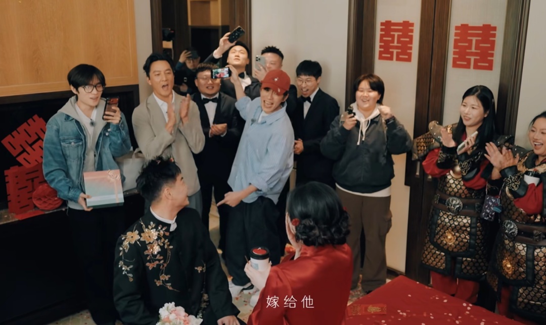 天降顶流伴郎!吴彦祖率先冲进门找婚鞋,伴娘一句话笑翻全网 天降顶流伴郎!吴彦祖率先冲进门找婚鞋,伴娘一句话笑翻全网