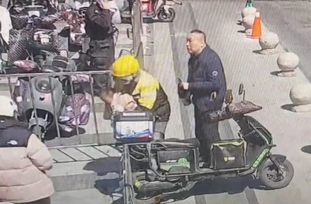 上海街头孩童食物卡喉,河南籍骑手侯海富紧急施救,获全网点赞 上海街头孩童食物卡喉,河南籍骑手侯海富紧急施救,获全网点赞