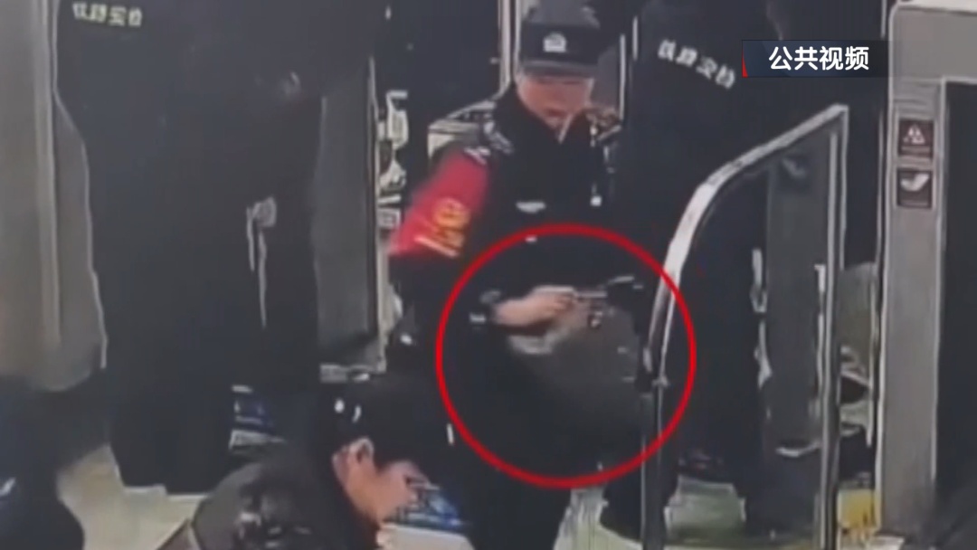 粗心旅客增多 警方化身“寻物达人”