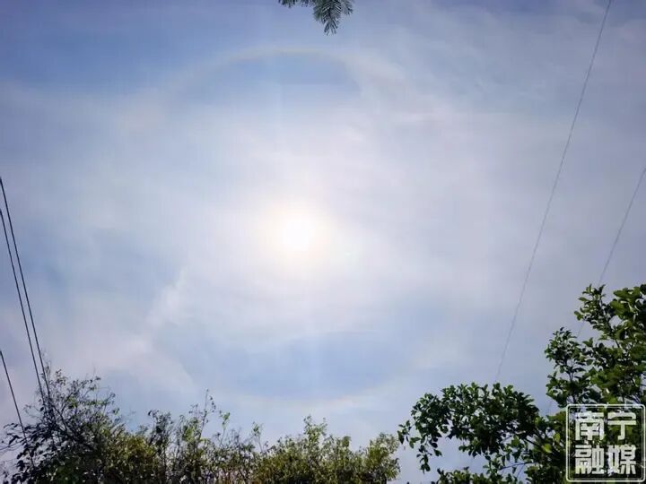 南宁上空现日晕奇观 太阳如戴上“彩虹美瞳”