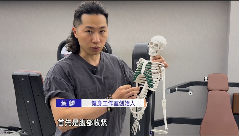 “太吓人了！”知名女歌手演唱会上“真空腹”引热议，医生提醒：别跟风