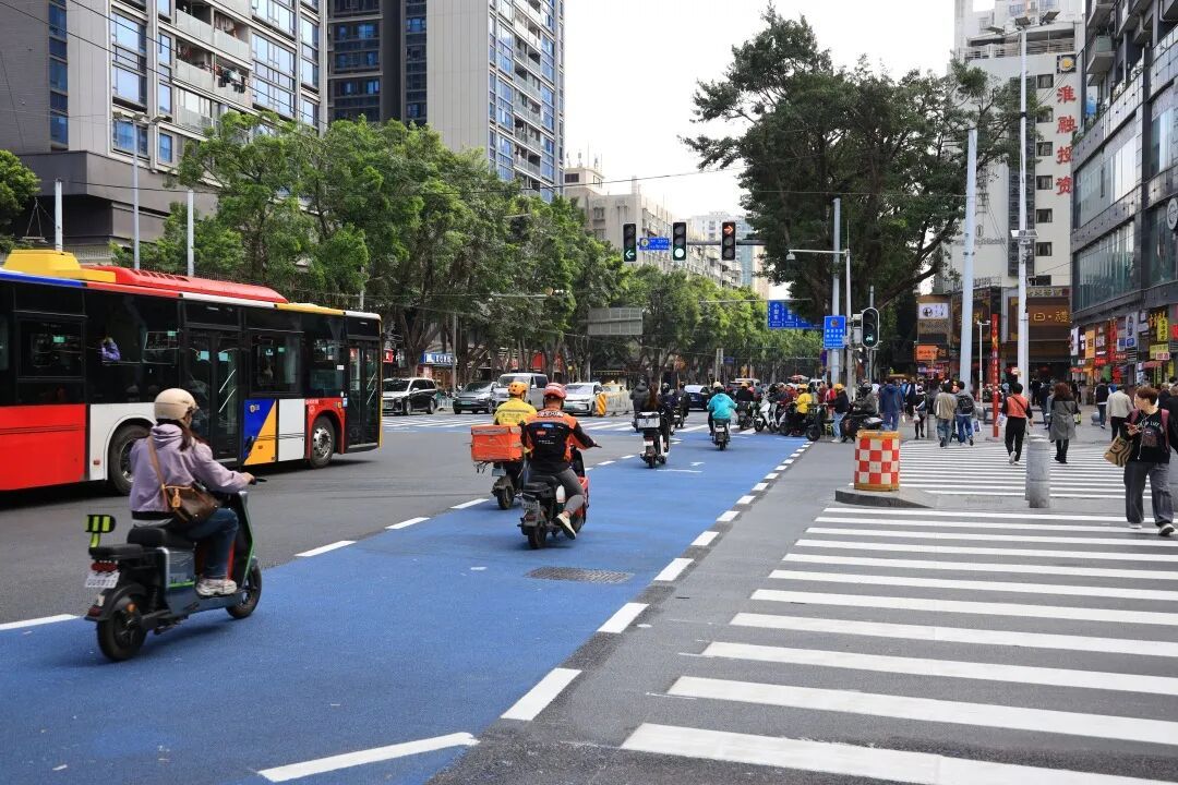 广州荔湾：非机动车过街通道刷上“醒目蓝”，引导电动自行车不上行人斑马线