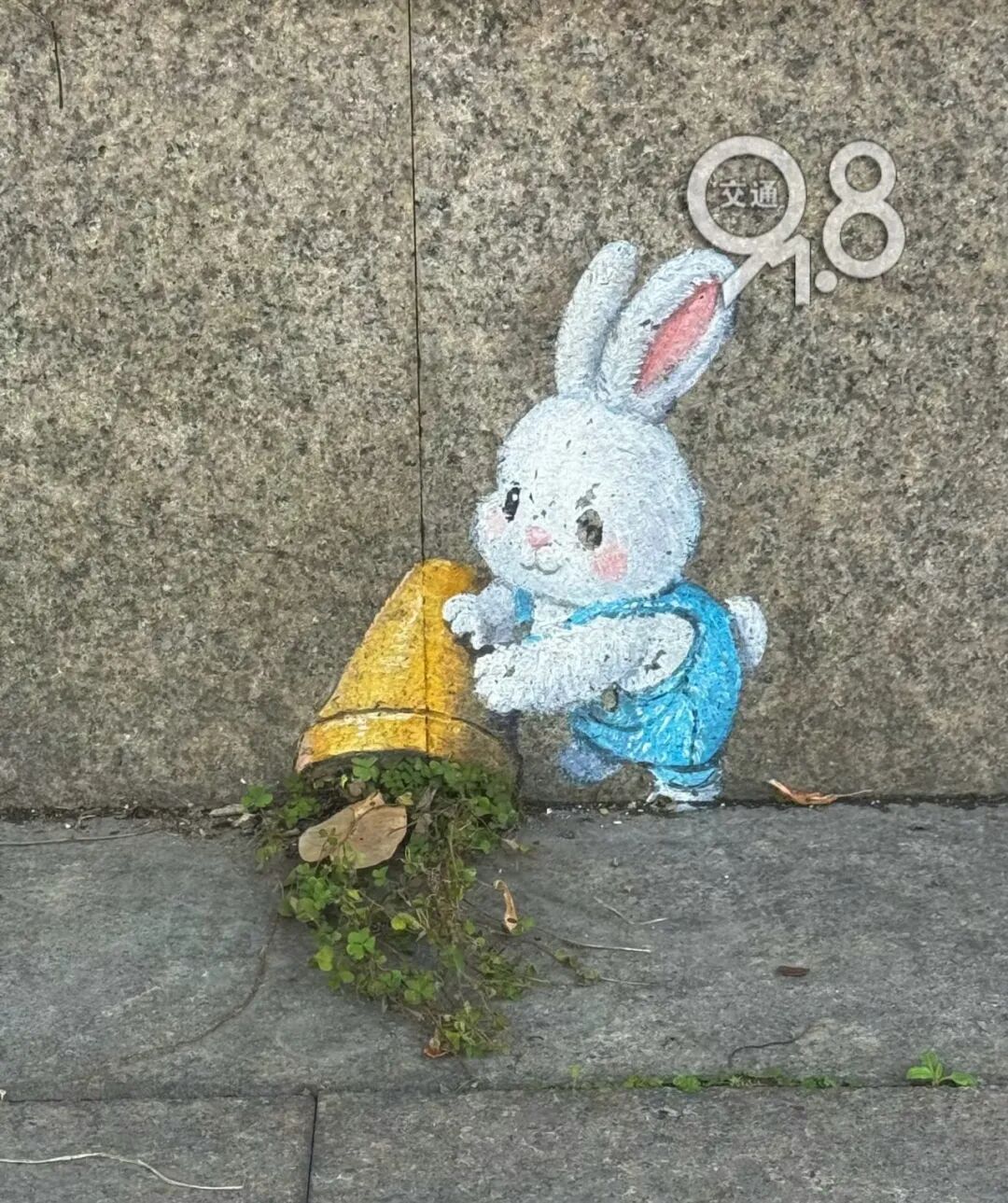 杭州一高架上惊现“神秘图案”！网友浮想联翩，还有更绝的