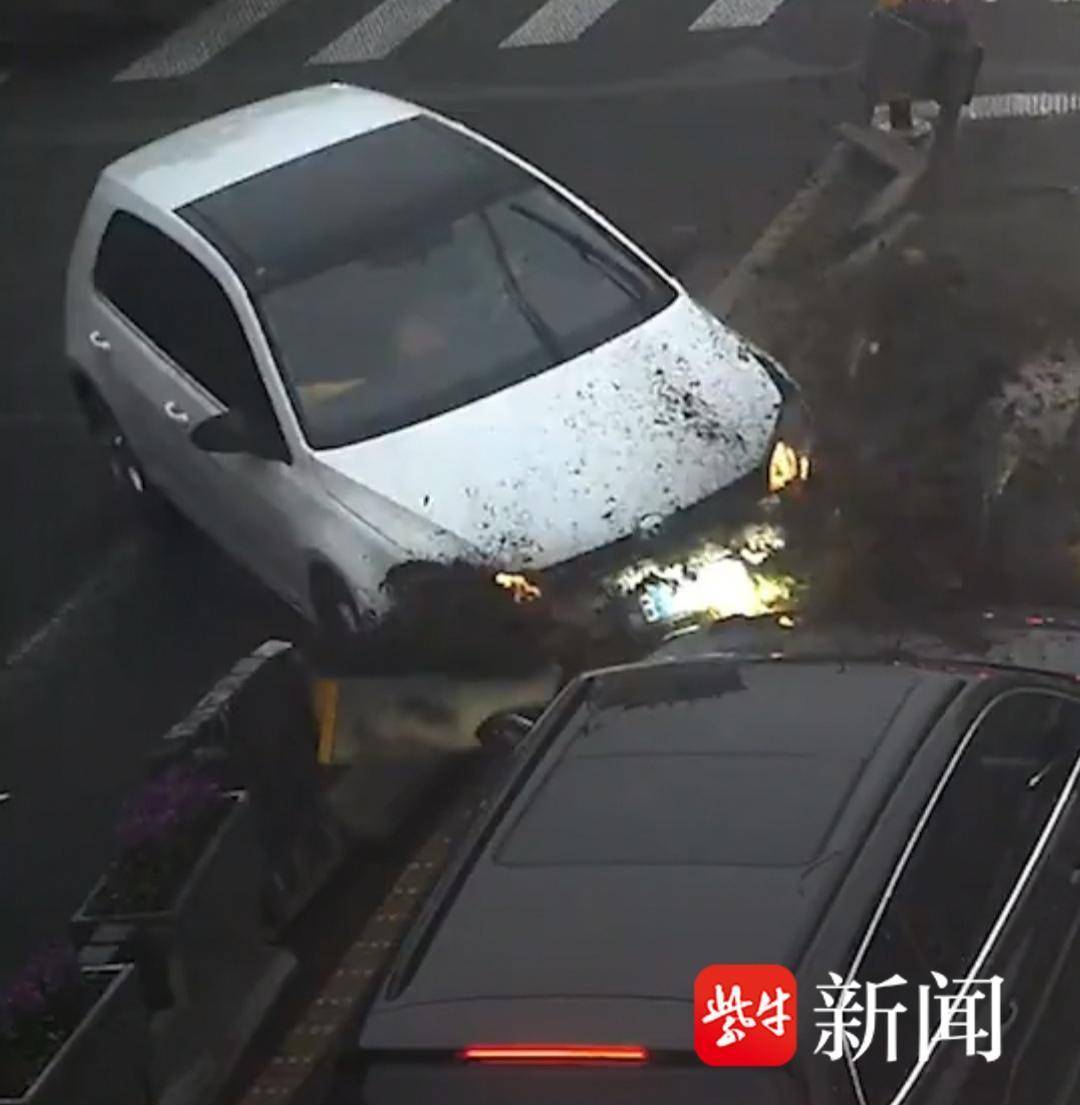 小小感冒药的杀伤力!轿车失控撞飞多节护栏后又与他车相撞,造成路产及多车受损 小小感冒药的杀伤力!轿车失控撞飞多节护栏后又与他车相撞,造成路产及多车受损