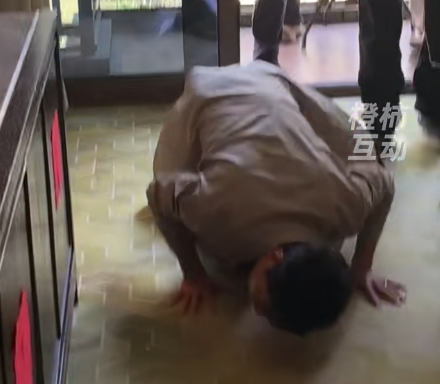 天降顶流伴郎!吴彦祖率先冲进门找婚鞋,伴娘一句话笑翻全网 天降顶流伴郎!吴彦祖率先冲进门找婚鞋,伴娘一句话笑翻全网