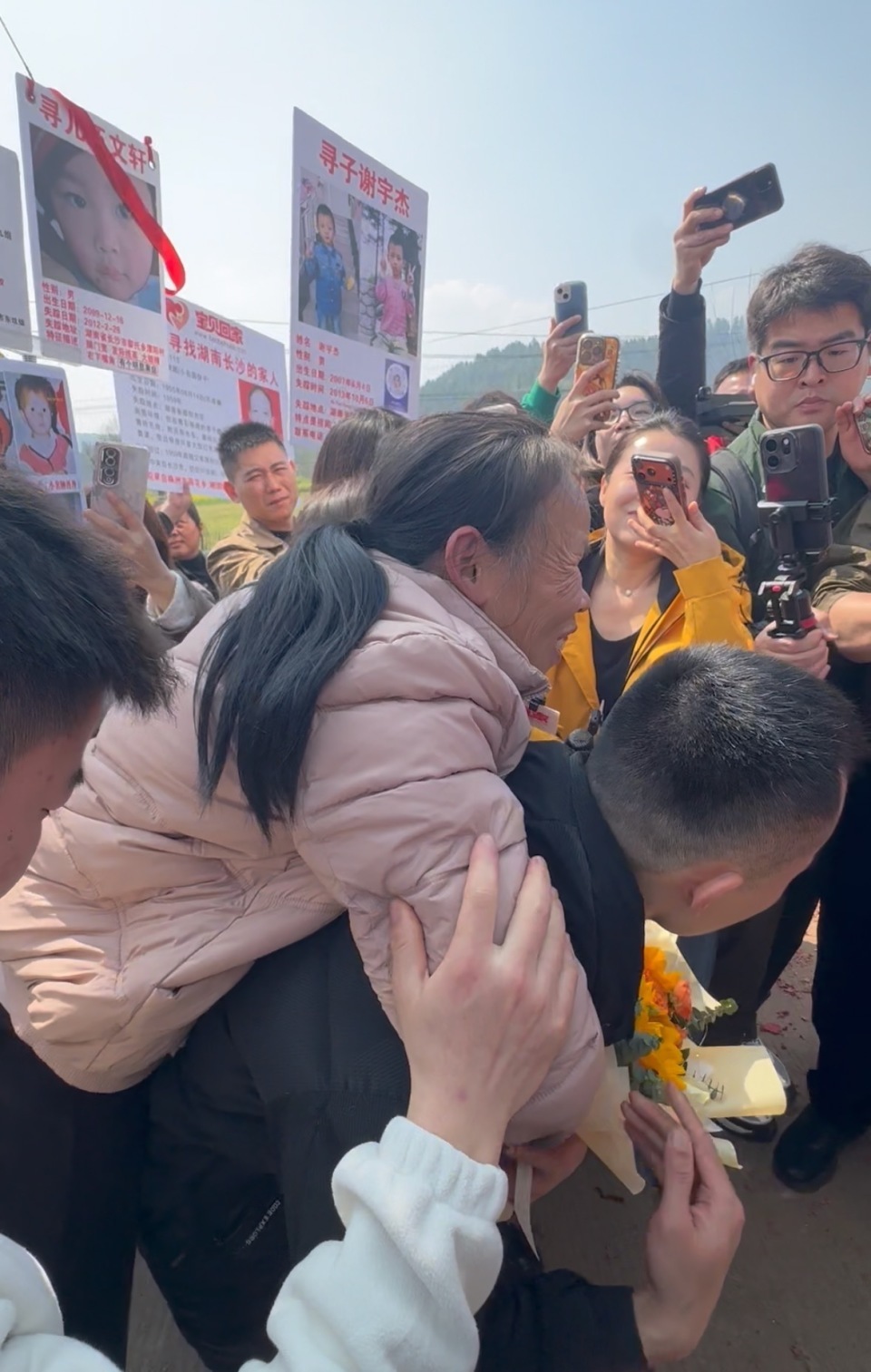 1岁被人从聋哑母亲怀里抢走，小伙30年后回家团聚，担心不被欢迎结果认亲宴热闹隆重