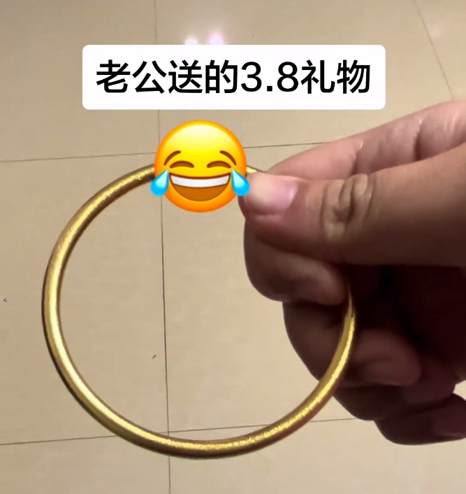 老公送的金镯子，丢地上又响又跳，网友调侃：这是“铁”了心！金店这样说→
