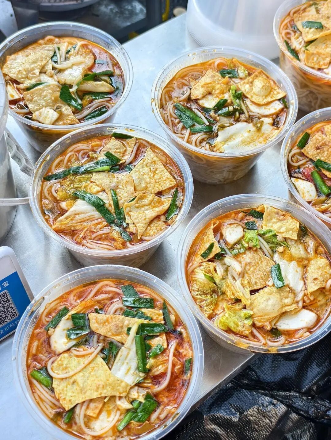 3元一碗！昆明街头平价米线摊走红，网友：太划算了