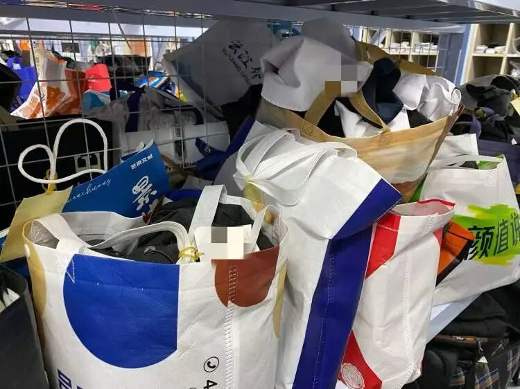 春运40天,虹桥火车站收到遗失物品超40000件!很多物品让人意想不到.... 春运40天,虹桥火车站收到遗失物品超40000件!很多物品让人意想不到....