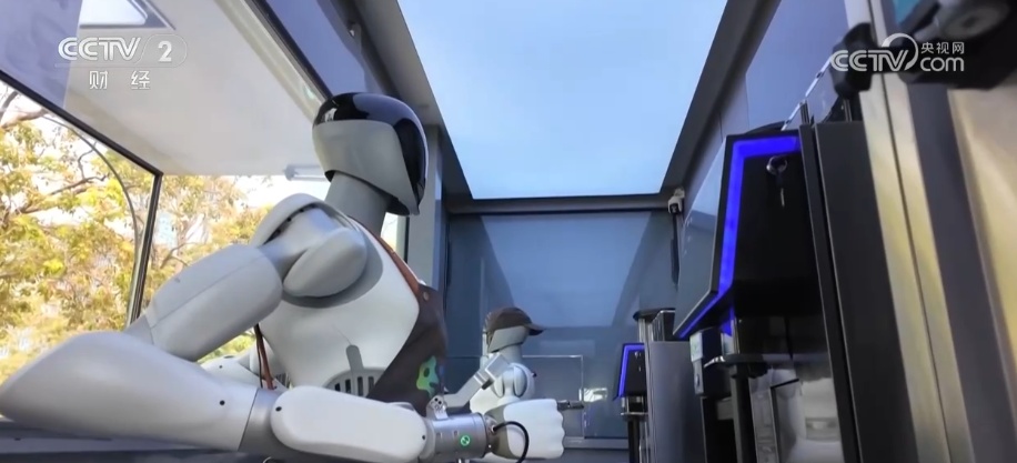 “爆款”机器人频出、应用场景扩容 高新技术完成从实验室到产业端跨越 “爆款”机器人频出、应用场景扩容 高新技术完成从实验室到产业端跨越