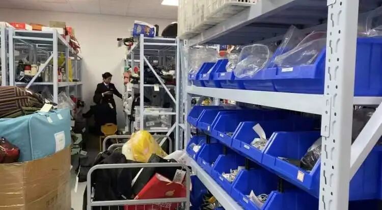 春运40天,虹桥火车站收到遗失物品超40000件!很多物品让人意想不到.... 春运40天,虹桥火车站收到遗失物品超40000件!很多物品让人意想不到....