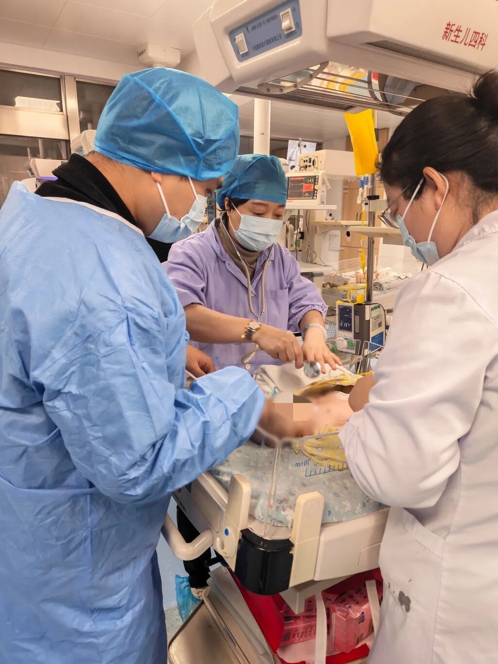 47天危重患儿跨越近千里,乘高铁“120”来重庆治疗 47天危重患儿跨越近千里,乘高铁“120”来重庆治疗