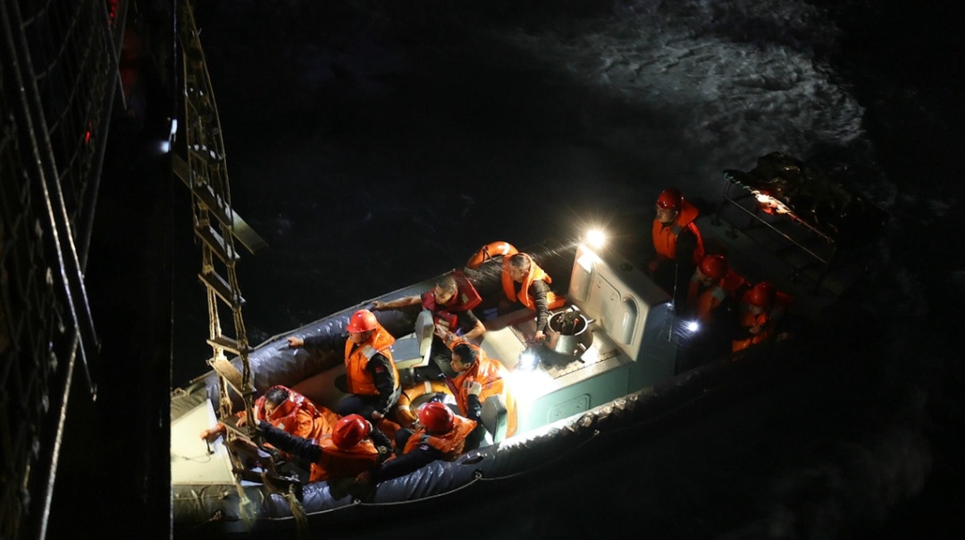 暗夜出击！恶劣海况下，扬州舰30分钟救起10位遇险渔民