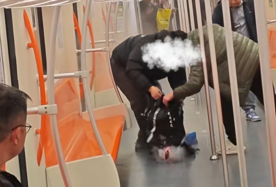 上海地铁晚高峰,乘客背包突然冒出浓烟,众人慌乱躲避!官方提醒:记住这个地方→ 上海地铁晚高峰,乘客背包突然冒出浓烟,众人慌乱躲避!官方提醒:记住这个地方→