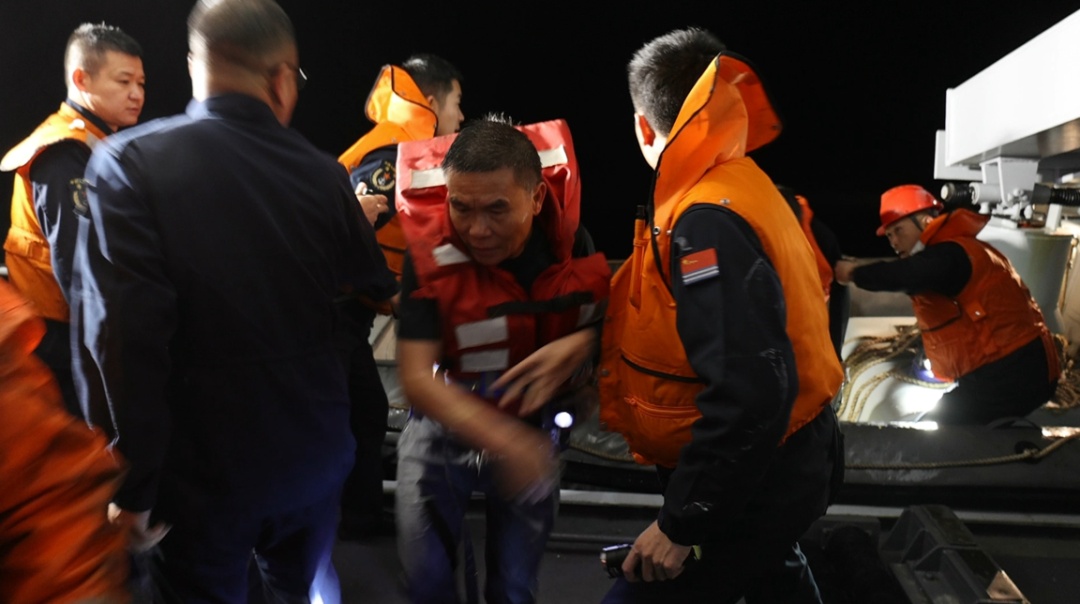 暗夜出击！恶劣海况下，扬州舰30分钟救起10位遇险渔民
