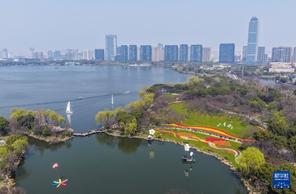 春季湖畔花海迎客来 春季湖畔花海迎客来