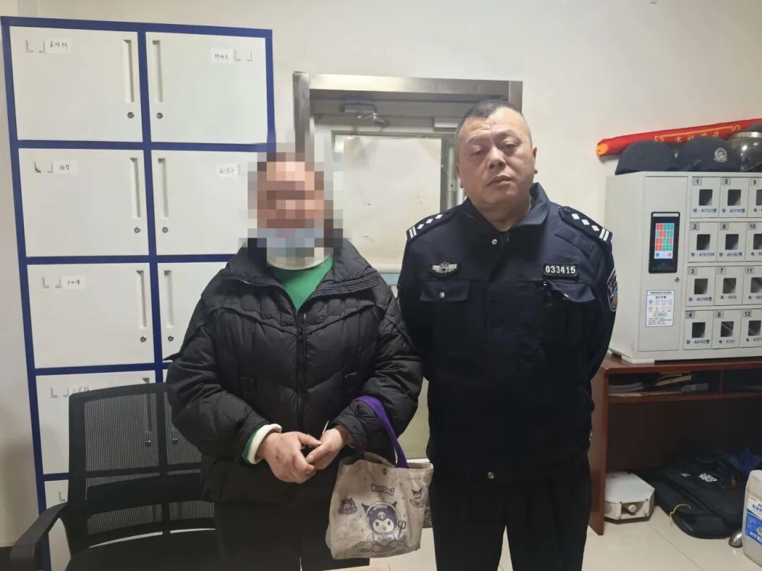 数小时逐帧排查,民警从监控里 “揪出” 遗失包袋 数小时逐帧排查,民警从监控里 “揪出” 遗失包袋