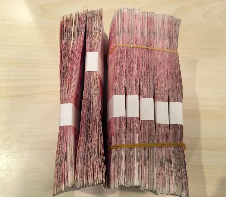 “百米冲刺”!警方现场抓获“取现车手” “百米冲刺”!警方现场抓获“取现车手”