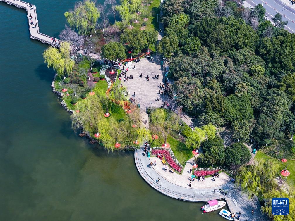 春季湖畔花海迎客来 春季湖畔花海迎客来