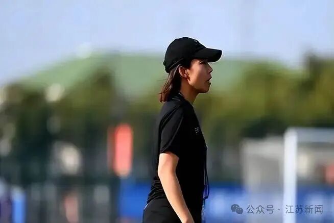 苏州队主教练官宣:“亚洲足坛第一女教练”陈婉婷!毕业于香港中文大学,是全球首位带领男子职业球队夺得顶级联赛冠军的女性主教练 苏州队主教练官宣:“亚洲足坛第一女教练”陈婉婷!毕业于香港中文大学,是全球首位带领男子职业球队夺得顶级联赛冠军的女性主教练
