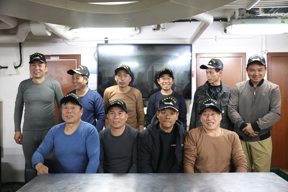 暗夜出击！恶劣海况下，扬州舰30分钟救起10位遇险渔民