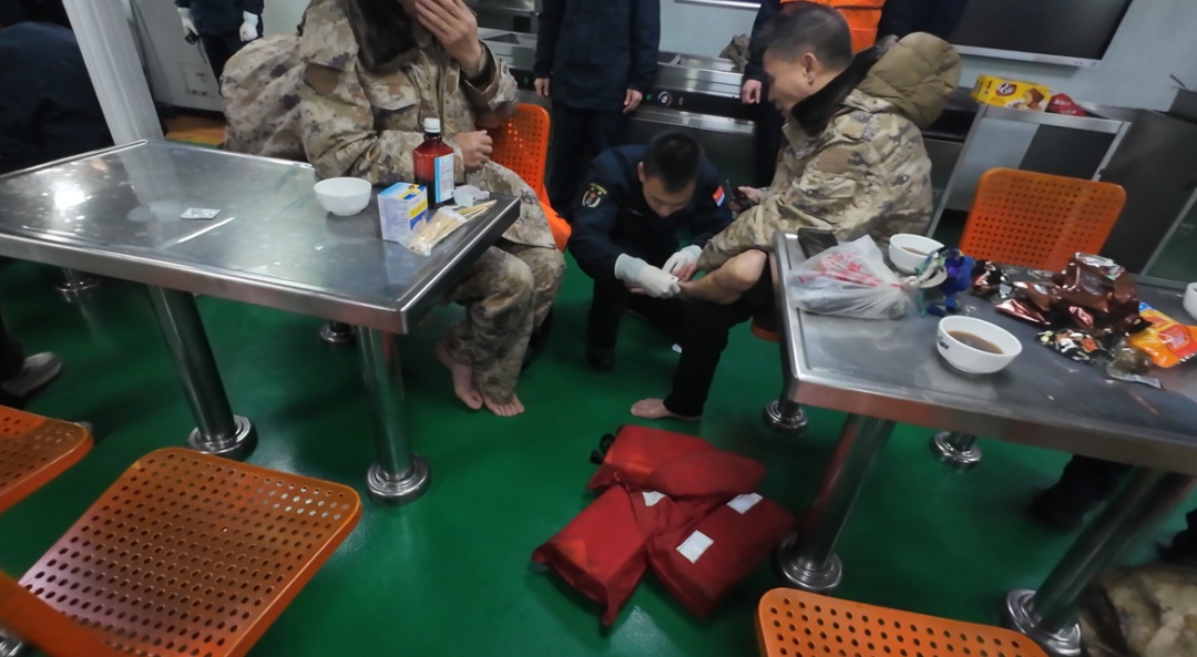 暗夜出击！恶劣海况下，扬州舰30分钟救起10位遇险渔民