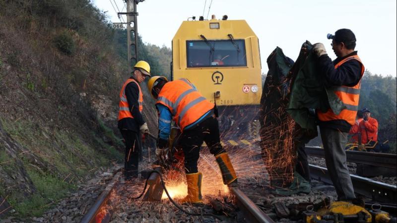 鹰厦铁路今年首次换轨顺利完成 鹰厦铁路今年首次换轨顺利完成