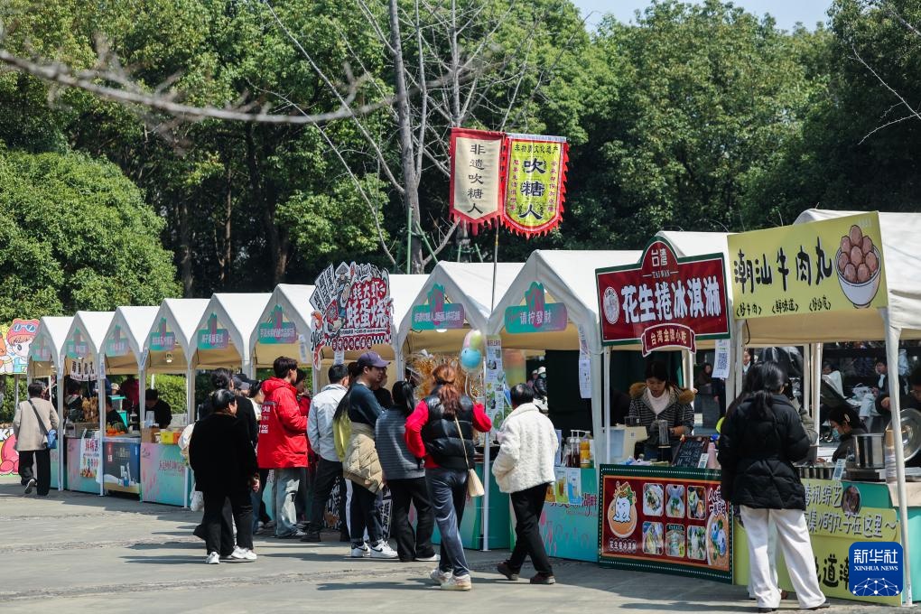春季湖畔花海迎客来 春季湖畔花海迎客来