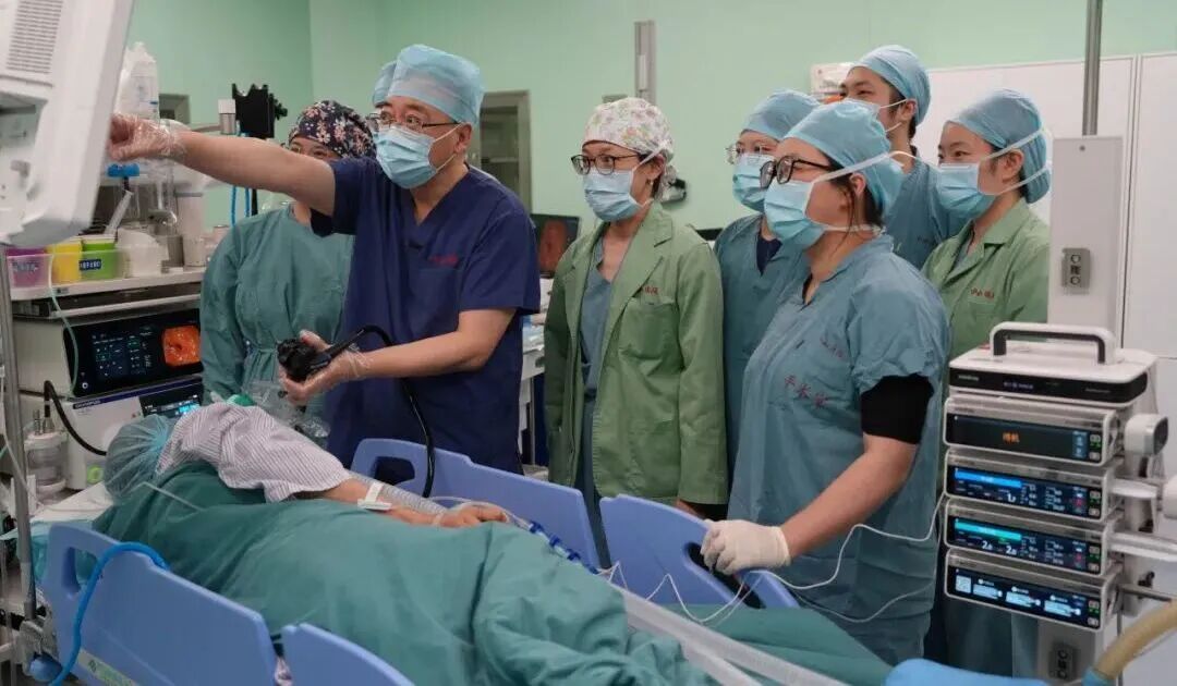 千万别再这样喝水!男子误吞牙签险穿肠,医院紧急接诊 千万别再这样喝水!男子误吞牙签险穿肠,医院紧急接诊