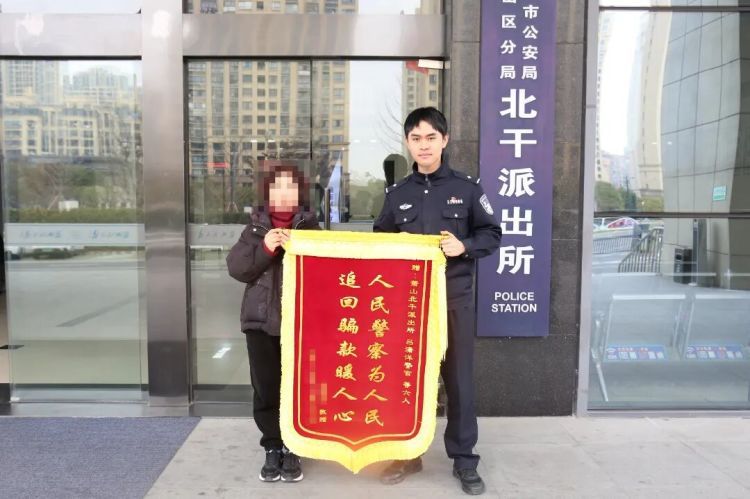 “百米冲刺”!警方现场抓获“取现车手” “百米冲刺”!警方现场抓获“取现车手”