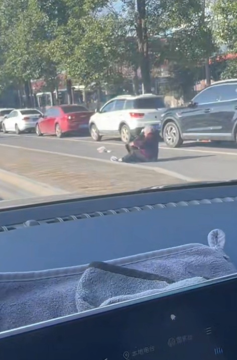常德一网约车司机遇老人摔倒下车搀扶:也犹豫过几秒,看她痛苦无助的样子很心酸 常德一网约车司机遇老人摔倒下车搀扶:也犹豫过几秒,看她痛苦无助的样子很心酸